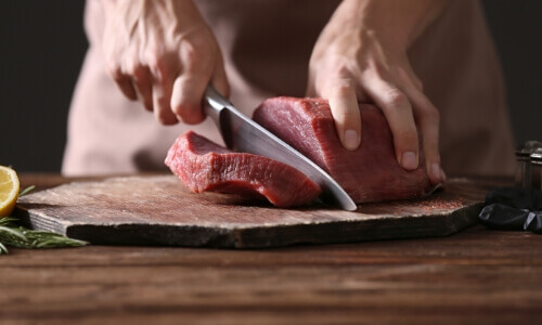 butcher-cutting-pork-meat