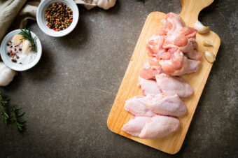 Fresh,Raw,Chicken,Wings,On,Wooden,Board,With,Ingredients