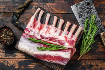 Rack,Of,Lamb,Raw,Meat,With,Bone,On,A,Cutting