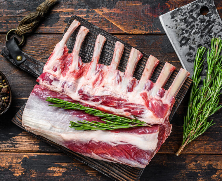 Rack,Of,Lamb,Raw,Meat,With,Bone,On,A,Cutting